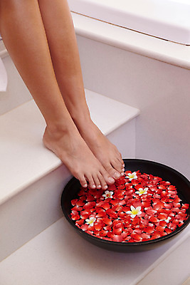 포토 JPG 서양인 모델 해외기획촬영 꽃잎 여유 포즈 기획촬영 2009년태국 발 태국 휴식 실내 취미 신체부위 뷰티 스파 욕실 하반신 화장실 플루메리아 족욕 대아 세숫대야 국내포토 외국인 꽃 감정 아시아 컨셉 사람 내부 파일형식