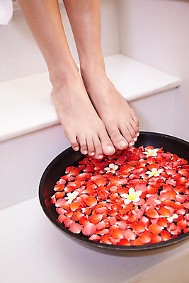 포토 JPG 서양인 모델 해외기획촬영 꽃잎 여유 포즈 기획촬영 2009년태국 발 태국 휴식 실내 취미 신체부위 뷰티 스파 욕실 하반신 화장실 플루메리아 족욕 대아 세숫대야 국내포토 외국인 꽃 감정 아시아 컨셉 사람 내부 파일형식