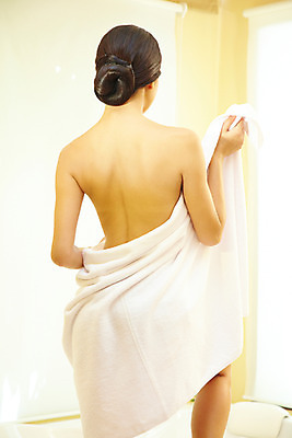 포토 JPG 서양인 모델 해외기획촬영 여자 여유 포즈 기획촬영 2009년태국 태국 휴식 실내 한명 사람 20대 성인 취미 뒷모습 수건 뷰티 스파 목욕 욕실 화장실 여자만 여자한명만 성인여자만 청년만 청년여자만 성인한명만 청년여자한명만 성인여자한명만 성인만 국내포토 외국인 1 감정 아시아 뷰포인트 컨셉 청년 내부 위생용품 청결 파일형식