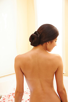 포토 JPG 서양인 모델 해외기획촬영 여자 꽃잎 여유 포즈 기획촬영 2009년태국 태국 휴식 실내 한명 사람 상반신 20대 성인 취미 뒷모습 뷰티 스파 목욕 욕실 누드 화장실 세미누드 여자만 여자한명만 성인여자만 청년만 청년여자만 성인한명만 청년여자한명만 성인여자한명만 성인만 국내포토 외국인 1 꽃 감정 아시아 뷰포인트 컨셉 청년 내부 청결 파일형식