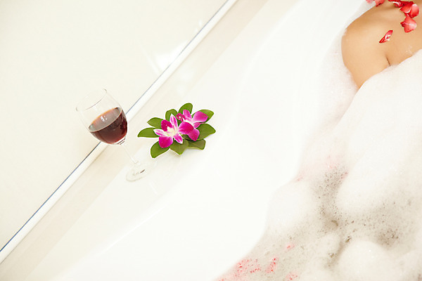 포토 JPG 모델 해외기획촬영 여자 꽃잎 꽃 여유 음식 포즈 기획촬영 2009년태국 와인잔 태국 휴식 주류 욕조 실내 사람 취미 뷰티 와인 보라색 스파 목욕 거품 욕실 화장실 호접란 여자만 국내포토 식물 감정 아시아 음료 컬러 컨셉 술잔 내부 청결 파일형식