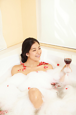 포토 JPG 서양인 모델 해외기획촬영 여자 꽃잎 여유 포즈 기획촬영 2009년태국 와인잔 태국 휴식 욕조 실내 한명 미소 웃음 사람 20대 성인 취미 뷰티 와인 스파 목욕 거품 욕실 레드와인 화장실 여자만 여자한명만 성인여자만 청년만 청년여자만 성인한명만 청년여자한명만 성인여자한명만 성인만 국내포토 외국인 1 꽃 감정 아시아 컨셉 술잔 주류 표정 청년 내부 청결 파일형식