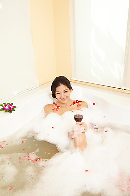 포토 JPG 서양인 모델 해외기획촬영 여자 꽃잎 꽃 여유 포즈 기획촬영 2009년태국 와인잔 태국 휴식 욕조 실내 한명 미소 웃음 사람 20대 성인 취미 뷰티 와인 보라색 스파 목욕 거품 욕실 레드와인 화장실 호접란 여자만 여자한명만 성인여자만 청년만 청년여자만 성인한명만 청년여자한명만 성인여자한명만 성인만 국내포토 외국인 식물 1 감정 아시아 컬러 컨셉 술잔 주류 표정 청년 내부 청결 파일형식