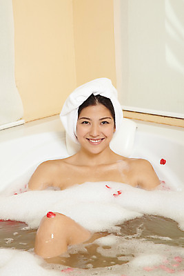 포토 JPG 서양인 모델 해외기획촬영 여자 꽃잎 여유 포즈 기획촬영 2009년태국 태국 휴식 욕조 실내 한명 미소 웃음 사람 20대 성인 취미 수건 뷰티 스파 목욕 거품 욕실 화장실 여자만 여자한명만 성인여자만 청년만 청년여자만 성인한명만 청년여자한명만 성인여자한명만 성인만 국내포토 외국인 1 꽃 감정 아시아 컨셉 표정 청년 내부 위생용품 청결 파일형식