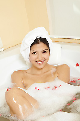 포토 JPG 서양인 모델 해외기획촬영 여자 꽃잎 여유 포즈 기획촬영 2009년태국 태국 휴식 욕조 실내 한명 미소 웃음 사람 20대 성인 취미 수건 뷰티 스파 목욕 거품 욕실 화장실 여자만 여자한명만 성인여자만 청년만 청년여자만 성인한명만 청년여자한명만 성인여자한명만 성인만 국내포토 외국인 1 꽃 감정 아시아 컨셉 표정 청년 내부 위생용품 청결 파일형식