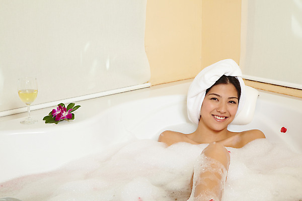 포토 JPG 서양인 모델 해외기획촬영 여자 꽃잎 꽃 여유 포즈 기획촬영 2009년태국 와인잔 태국 휴식 욕조 실내 한명 미소 웃음 사람 20대 성인 취미 수건 뷰티 와인 보라색 스파 목욕 거품 욕실 화이트와인 화장실 호접란 여자만 여자한명만 성인여자만 청년만 청년여자만 성인한명만 청년여자한명만 성인여자한명만 성인만 국내포토 외국인 식물 1 감정 아시아 컬러 컨셉 술잔 주류 표정 청년 내부 위생용품 청결 파일형식