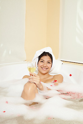 포토 JPG 서양인 모델 해외기획촬영 여자 꽃잎 여유 포즈 기획촬영 2009년태국 와인잔 태국 휴식 욕조 실내 한명 미소 웃음 사람 20대 성인 취미 수건 뷰티 와인 스파 목욕 거품 욕실 샴페인 화이트와인 화장실 호접란 여자만 여자한명만 성인여자만 청년만 청년여자만 성인한명만 청년여자한명만 성인여자한명만 성인만 국내포토 외국인 1 꽃 감정 아시아 컨셉 술잔 주류 표정 청년 내부 위생용품 청결 파일형식