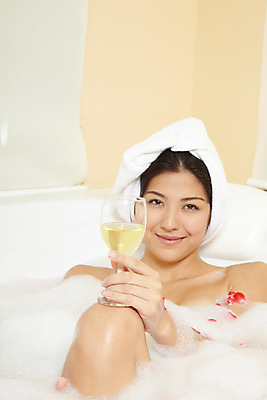 포토 JPG 서양인 모델 해외기획촬영 여자 꽃잎 여유 포즈 기획촬영 2009년태국 와인잔 태국 휴식 욕조 실내 한명 미소 웃음 사람 20대 성인 취미 수건 뷰티 와인 스파 목욕 거품 욕실 샴페인 화이트와인 화장실 호접란 여자만 여자한명만 성인여자만 청년만 청년여자만 성인한명만 청년여자한명만 성인여자한명만 성인만 국내포토 외국인 1 꽃 감정 아시아 컨셉 술잔 주류 표정 청년 내부 위생용품 청결 파일형식