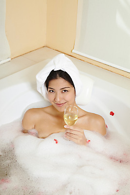 포토 JPG 서양인 모델 해외기획촬영 여자 꽃잎 여유 포즈 기획촬영 2009년태국 와인잔 태국 휴식 욕조 실내 한명 미소 웃음 사람 20대 성인 취미 수건 뷰티 와인 스파 목욕 거품 욕실 샴페인 화이트와인 화장실 호접란 여자만 여자한명만 성인여자만 청년만 청년여자만 성인한명만 청년여자한명만 성인여자한명만 성인만 국내포토 외국인 1 꽃 감정 아시아 컨셉 술잔 주류 표정 청년 내부 위생용품 청결 파일형식