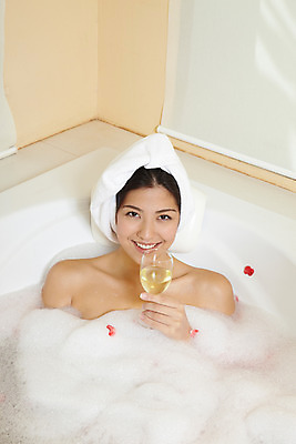 포토 JPG 서양인 모델 해외기획촬영 여자 꽃잎 여유 포즈 기획촬영 2009년태국 와인잔 태국 휴식 욕조 실내 한명 미소 웃음 사람 20대 성인 취미 수건 뷰티 와인 스파 목욕 거품 욕실 샴페인 화이트와인 화장실 호접란 여자만 여자한명만 성인여자만 청년만 청년여자만 성인한명만 청년여자한명만 성인여자한명만 성인만 국내포토 외국인 1 꽃 감정 아시아 컨셉 술잔 주류 표정 청년 내부 위생용품 청결 파일형식