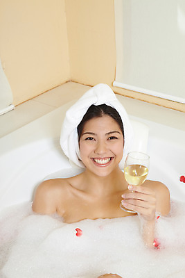 포토 JPG 서양인 모델 해외기획촬영 여자 꽃잎 여유 포즈 기획촬영 2009년태국 와인잔 태국 휴식 욕조 실내 한명 미소 웃음 사람 20대 성인 취미 수건 뷰티 와인 스파 목욕 거품 욕실 샴페인 화이트와인 화장실 호접란 여자만 여자한명만 성인여자만 청년만 청년여자만 성인한명만 청년여자한명만 성인여자한명만 성인만 국내포토 외국인 1 꽃 감정 아시아 컨셉 술잔 주류 표정 청년 내부 위생용품 청결 파일형식