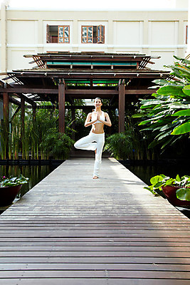 포토 JPG 주간 전신 모델 해외기획촬영 웰빙 여자 화분 여유 포즈 기획촬영 2009년태국 다이어트 요가 태국 휴식 건강 한명 사람 20대 성인 취미 야외 건물 운동복 뷰티 요가자세 마루 나무바닥 요가복 여자만 여자한명만 성인여자만 청년만 청년여자만 성인한명만 청년여자한명만 성인여자한명만 성인만 국내포토 자연요소 1 건축물 옷 감정 아시아 컨셉 바닥 청년 파일형식