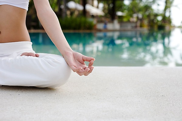 포토 JPG 주간 외국인 모델 해외기획촬영 손 웰빙 여자 꽃 여유 포즈 기획촬영 2009년태국 다이어트 요가 태국 휴식 수영장 건강 한명 사람 앉기 손짓 20대 성인 취미 야외 신체부위 장식 운동복 뷰티 요가자세 하반신 요가복 흰바지 청년만 성인한명만 성인만 국내포토 자연요소 식물 1 옷 감정 아시아 컨셉 바지 모션 인종 청년 파일형식