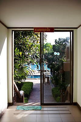 포토 JPG 나무 식물 해외기획촬영 해외 시설물 건축 나라 아시아 외국문화 해외여행 여행 기획촬영 2009년태국 의자 해외건축 태국 리조트 출입구 실내 태국문화 사람없음 내부 수건 문 동남아시아 현관문 조경 유리문 지명 국내포토 동양문화 건축물 문화 가구 위생용품 파일형식