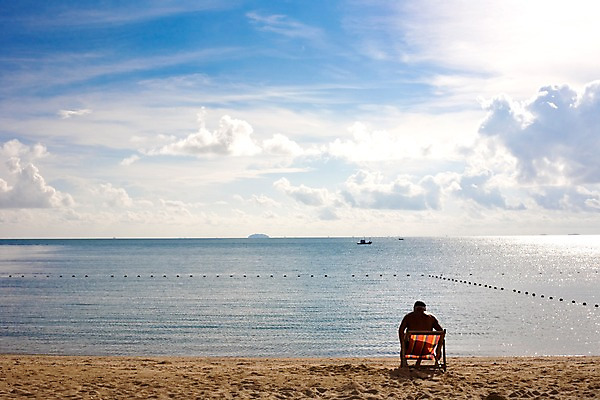 포토 JPG 주간 구름 해외기획촬영 해외 남자 나라 아시아 바다 외국문화 섬 해외여행 여행 기획촬영 2009년태국 의자 파타야 태국 하늘 휴가 태국문화 한명 사람 앉기 풍경 해변 야외 뒷모습 모래사장 동남아시아 선베드 부표 지명 남자만 남자한명만 국내포토 자연요소 1 동양문화 문화 뷰포인트 가구 모션 파일형식