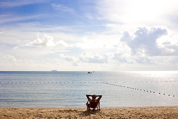 포토 JPG 주간 구름 해외기획촬영 해외 남자 나라 아시아 바다 외국문화 섬 해외여행 여행 기획촬영 2009년태국 의자 파타야 태국 하늘 휴가 태국문화 한명 사람 풍경 해변 야외 뒷모습 모래사장 눕기 동남아시아 선베드 부표 지명 남자만 남자한명만 국내포토 자연요소 1 동양문화 문화 뷰포인트 가구 모션 파일형식