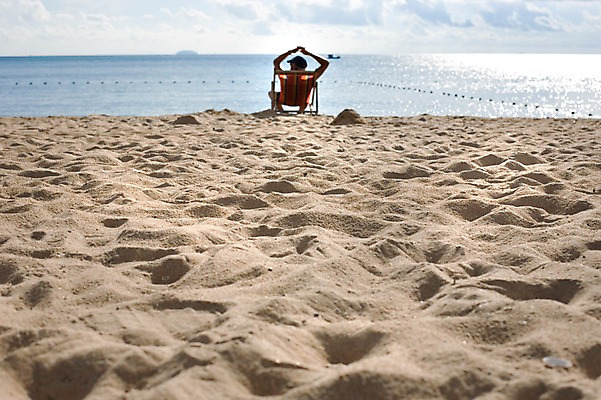 포토 JPG 주간 구름 해외기획촬영 해외 남자 나라 아시아 바다 외국문화 섬 해외여행 여행 기획촬영 2009년태국 의자 파타야 태국 하늘 휴가 태국문화 한명 사람 풍경 해변 야외 뒷모습 모래사장 눕기 동남아시아 선베드 부표 지명 남자만 남자한명만 국내포토 자연요소 1 동양문화 문화 뷰포인트 가구 모션 파일형식