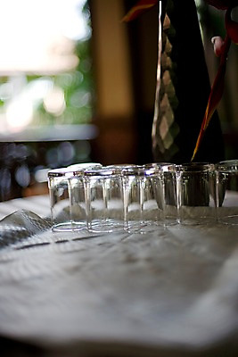 포토 JPG 식물 해외기획촬영 해외 꽃 나라 해외여행 여행 생활용품 기획촬영 2009년태국 태국 탁자 잔 사람없음 아웃포커스 장식 컵 식당 레스토랑 동남아시아 식탁보 지명 국내포토 식기 아시아 가구 촬영기법 상점 오브젝트 파일형식