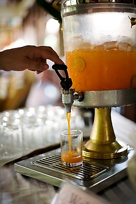 포토 JPG 해외기획촬영 해외 손 나라 음료 해외여행 여행 기획촬영 2009년태국 태국 잔 아웃포커스 신체부위 컵 동남아시아 주스 붓기 슬러쉬 슬러쉬기계 지명 국내포토 식기 아시아 모션 촬영기법 사람 파일형식