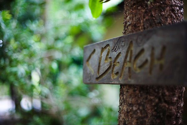포토 JPG 나무 식물 해외기획촬영 문자 해외 기호 알파벳 영어 나라 화살표 아시아 외국문화 해외여행 여행 기획촬영 2009년태국 태국 안내 알림판 태국문화 근접촬영 해변 사람없음 아웃포커스 동남아시아 표지판 방향 오브젝트 위치 길안내 지명 국내포토 동양문화 문화 바다 뷰포인트 촬영기법 파일형식