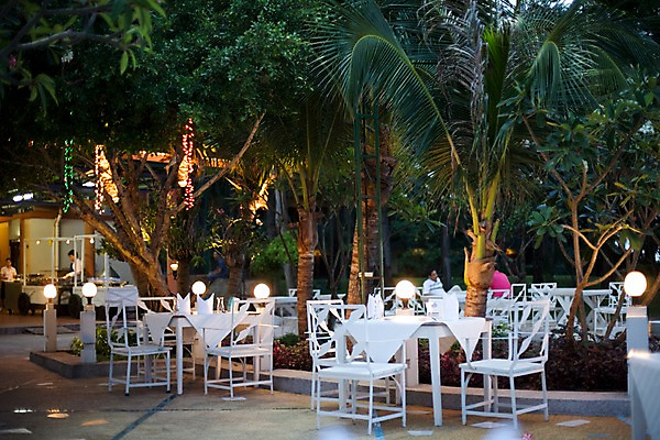 포토 JPG 나무 식물 해외기획촬영 해외 시설물 현대건축 건축 나라 아시아 외국문화 해외여행 여행 기획촬영 2009년태국 야경 의자 해외건축 태국 탁자 호텔 리조트 조명 태국문화 사람 여러명 야자수 식당 레스토랑 동남아시아 종업원 고객 열대식물 야외식당 지명 국내포토 직업 동양문화 건축물 문화 가구 다수 숙소 상점 야간 파일형식 풍경_경치