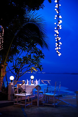 포토 JPG 나무 식물 해외기획촬영 해외 나라 아시아 바다 외국문화 해외여행 여행 가구 기획촬영 2009년태국 야경 의자 태국 식탁 탁자 조명 태국문화 해변 사람없음 빛 야자수 동남아시아 발코니 저녁 열대식물 지명 국내포토 동양문화 문화 생활용품 야간 파일형식 풍경_경치