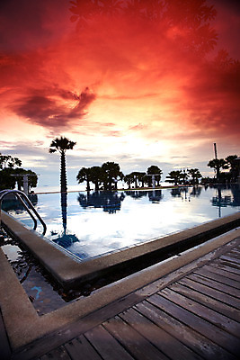 포토 JPG 주간 나무 식물 해외기획촬영 해외 시설물 현대건축 건축 나라 아시아 바다 외국문화 해외여행 여행 기획촬영 2009년태국 스포츠시설 해외건축 태국 리조트 수영장 태국문화 물그림자 해변 사람없음 야외 물 야자수 반사 풀장 노을 동남아시아 일몰 열대식물 휴양지 나무바닥 지명 국내포토 자연요소 동양문화 건축물 문화 스포츠 바닥 그림자 장소 시설 파일형식