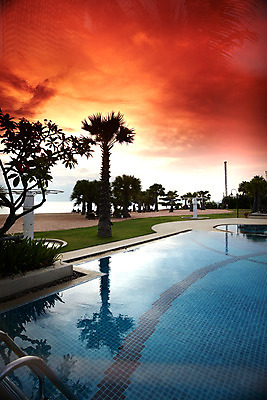 포토 JPG 주간 나무 식물 해외기획촬영 해외 시설물 현대건축 건축 나라 아시아 바다 외국문화 해외여행 여행 기획촬영 2009년태국 스포츠시설 해외건축 태국 리조트 수영장 태국문화 물그림자 해변 사람없음 야외 물 야자수 반사 풀장 노을 동남아시아 일몰 열대식물 휴양지 지명 국내포토 자연요소 동양문화 건축물 문화 스포츠 그림자 장소 시설 파일형식