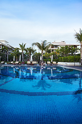 포토 JPG 주간 나무 식물 구름 해외기획촬영 해외 시설물 현대건축 건축 나라 아시아 외국문화 해외여행 여행 기획촬영 2009년태국 스포츠시설 해외건축 태국 하늘 호텔 리조트 수영장 태국문화 물그림자 사람없음 야외 건물 야자수 풀장 동남아시아 열대식물 휴양지 지명 국내포토 자연요소 동양문화 건축물 문화 스포츠 숙소 그림자 장소 시설 파일형식