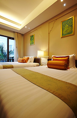 포토 JPG 해외기획촬영 해외 나라 해외여행 여행 가구 기획촬영 2009년태국 액자 창문 베개 태국 리조트 조명 실내 사람없음 내부 인테리어 동남아시아 침실 침대 스탠드 커튼 객실 트윈룸 지명 국내포토 디자인 아시아 생활용품 침구 호텔 파일형식