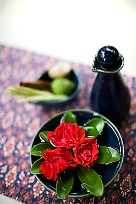 포토 JPG 주간 식물 해외기획촬영 그릇 꽃 나라 아시아 외국문화 기획촬영 2009년태국 태국 나뭇잎 태국문화 근접촬영 사람없음 아웃포커스 빨간색 세로 물 동남아시아 스파 마사지 오브젝트 스파용품 마사지용품 지명 국내포토 자연요소 동양문화 식기 문화 뷰포인트 컬러 잎 촬영기법 파일형식