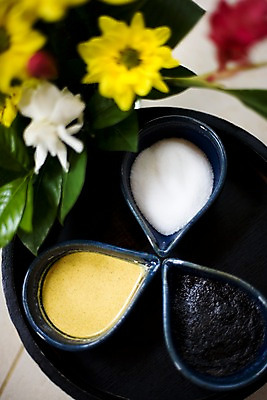 포토 JPG 식물 해외기획촬영 그릇 꽃 나라 아시아 외국문화 생활용품 기획촬영 2009년태국 태국 태국문화 근접촬영 사람없음 아웃포커스 세로 하이앵글 노란색 동남아시아 스파 마사지 도자기 오브젝트 스파용품 소금 마사지용품 지명 국내포토 동양문화 식기 문화 뷰포인트 컬러 촬영기법 파일형식