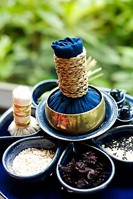 포토 JPG 주간 해외기획촬영 그릇 나라 아시아 외국문화 생활용품 기획촬영 2009년태국 태국 태국문화 근접촬영 사람없음 아웃포커스 세로 동남아시아 스파 마사지 도자기 허브 오브젝트 스파용품 소금 마사지용품 허브볼 지명 국내포토 자연요소 식물 동양문화 식기 문화 뷰포인트 촬영기법 아로마테라피 파일형식