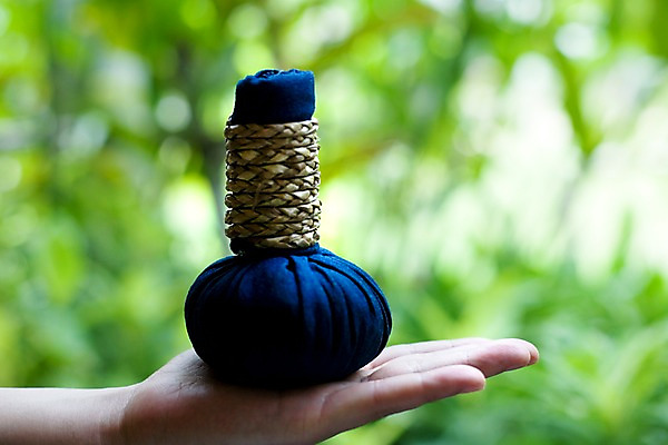 포토 JPG 주간 해외기획촬영 손 나라 아시아 외국문화 기획촬영 2009년태국 태국 태국문화 근접촬영 아웃포커스 신체부위 가로 동남아시아 스파 마사지 오브젝트 스파용품 마사지용품 허브볼 지명 국내포토 자연요소 동양문화 문화 뷰포인트 촬영기법 사람 아로마테라피 파일형식