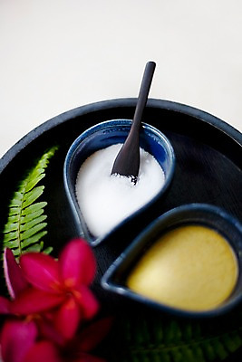 포토 JPG 식물 해외기획촬영 꽃 나라 아시아 외국문화 생활용품 기획촬영 2009년태국 태국 나뭇잎 쟁반 실내 태국문화 사람없음 아웃포커스 빨간색 세로 동남아시아 스파 마사지 티스푼 오브젝트 스파용품 소금 플루메리아 마사지용품 지명 국내포토 동양문화 문화 컬러 잎 촬영기법 내부 숟가락 파일형식