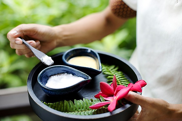 포토 JPG 주간 해외기획촬영 손 꽃 나라 아시아 외국문화 생활용품 기획촬영 2009년태국 태국 나뭇잎 쟁반 태국문화 신체부위 가로 빨간색 동남아시아 스파 마사지 티스푼 오브젝트 스파용품 소금 플루메리아 마사지용품 지명 국내포토 자연요소 식물 동양문화 문화 컬러 잎 사람 숟가락 파일형식