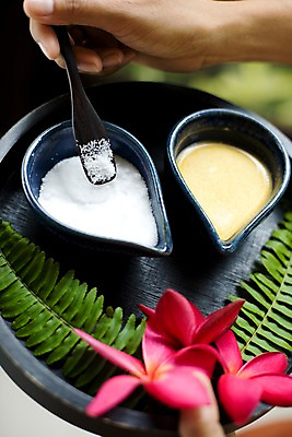 포토 JPG 주간 식물 해외기획촬영 손 꽃 나라 아시아 외국문화 생활용품 기획촬영 2009년태국 태국 나뭇잎 쟁반 태국문화 근접촬영 신체부위 빨간색 세로 동남아시아 스파 마사지 티스푼 오브젝트 스파용품 소금 플루메리아 마사지용품 지명 국내포토 자연요소 동양문화 문화 뷰포인트 컬러 잎 사람 숟가락 파일형식