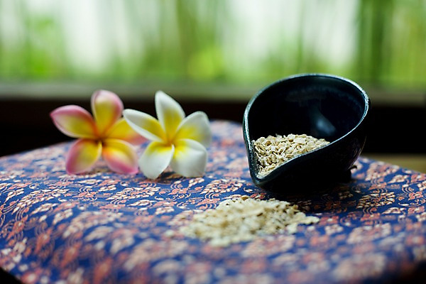 포토 JPG 주간 식물 해외기획촬영 그릇 꽃 나라 아시아 외국문화 생활용품 기획촬영 2009년태국 태국 실내 태국문화 근접촬영 사람없음 아웃포커스 가로 동남아시아 스파 마사지 도자기 천 오브젝트 스파용품 플루메리아 마사지용품 지명 국내포토 자연요소 동양문화 식기 문화 뷰포인트 촬영기법 내부 직물 파일형식