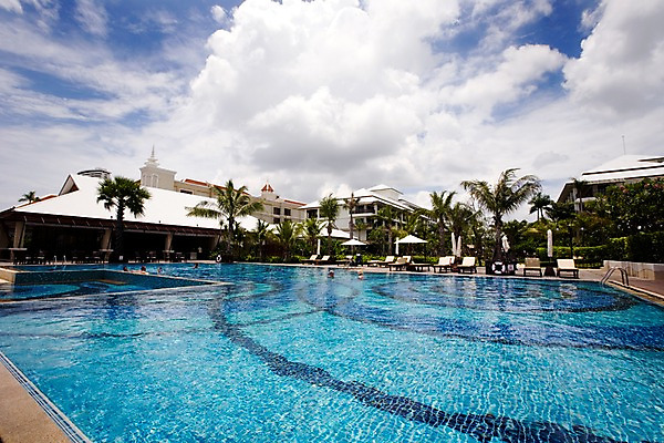 포토 JPG 나무 식물 구름 해외기획촬영 해외 시설물 현대건축 건축 나라 아시아 외국문화 해외여행 여행 기획촬영 2009년태국 의자 스포츠시설 해외건축 태국 하늘 호텔 리조트 휴가 수영장 태국문화 여러명 건물 야자수 풀장 동남아시아 파라솔 열대식물 휴양지 선베드 지명 국내포토 자연요소 동양문화 건축물 문화 스포츠 가구 다수 숙소 사람 장소 시설 파일형식