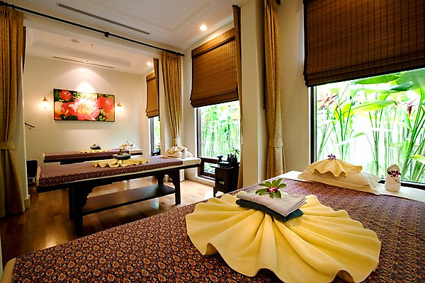 포토 JPG 주간 해외기획촬영 옷 꽃 아시아 외국문화 가구 기획촬영 2009년태국 액자 창문 태국 탁자 전등 조명 실내 태국문화 사람없음 가로 수건 보라색 스파 블라인드 커튼 오브젝트 스파용품 호접란 마사지테이블 마사지실 스파베드 국내포토 자연요소 식물 동양문화 나라 문화 컬러 생활용품 내부 위생용품 마사지 파일형식