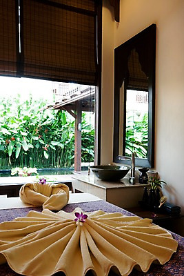 포토 JPG 주간 해외기획촬영 꽃 아시아 외국문화 가구 기획촬영 2009년태국 창문 태국 탁자 실내 태국문화 사람없음 세로 수건 보라색 스파 블라인드 오브젝트 세면대 스파용품 건축자재 호접란 마사지테이블 마사지실 국내포토 자연요소 식물 동양문화 나라 문화 컬러 생활용품 내부 위생용품 마사지 커튼 파일형식