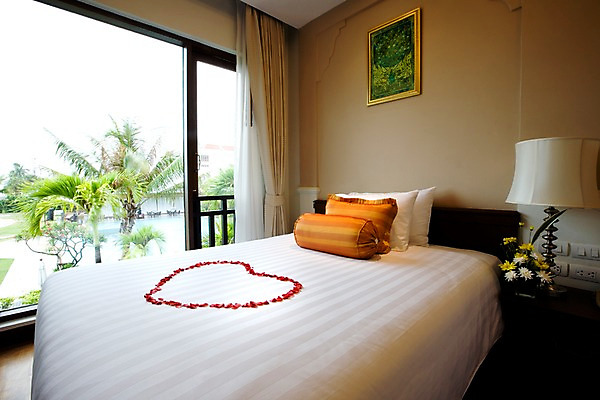 포토 JPG 나무 식물 해외기획촬영 해외 꽃잎 나라 해외여행 여행 가구 기획촬영 2009년태국 액자 창문 베개 태국 리조트 조명 실내 사람없음 내부 야자수 동남아시아 침실 하트 침대 스탠드 커튼 열대식물 객실 지명 국내포토 모양 꽃 아시아 생활용품 침구 파일형식