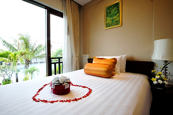 포토 JPG 주간 나무 식물 해외기획촬영 해외 꽃잎 꽃 나라 리본 해외여행 여행 가구 기획촬영 2009년태국 액자 창문 베개 태국 리조트 조명 실내 사람없음 내부 장식 선물상자 상자 야자수 동남아시아 침실 하트 침대 스탠드 커튼 열대식물 객실 지명 국내포토 자연요소 모양 아시아 생활용품 침구 선물 파일형식