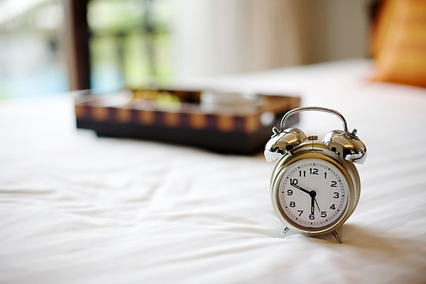 포토 JPG 해외기획촬영 해외 나라 시계 해외여행 여행 생활용품 기획촬영 2009년태국 태국 리조트 실내 사람없음 내부 아웃포커스 동남아시아 침실 방 자명종 침대 객실 지명 국내포토 아시아 가구 촬영기법 알람 오브젝트 파일형식