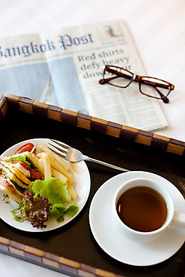 포토 JPG 해외기획촬영 해외 접시 잡화 나라 안경 커피 음료 음식 빵 해외여행 여행 기획촬영 2009년태국 포크 태국 잔 한잔 쟁반 실내 샌드위치 사람없음 컵 동남아시아 샐러드 감자튀김 신문 뉴스 아침식사 커피잔 찻잔 컵받침 객실 지명 국내포토 1 식기 아시아 감자 내부 간행물 식사 튀김 받침대 파일형식
