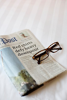 포토 JPG 해외기획촬영 해외 잡화 나라 안경 해외여행 여행 기획촬영 2009년태국 태국 리조트 실내 근접촬영 사람없음 내부 아웃포커스 동남아시아 침대 신문 뉴스 오브젝트 객실 영자신문 지명 국내포토 아시아 뷰포인트 가구 촬영기법 간행물 파일형식