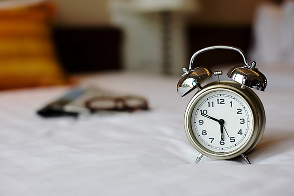 포토 JPG 해외기획촬영 해외 나라 시계 해외여행 여행 생활용품 기획촬영 2009년태국 태국 리조트 실내 사람없음 내부 아웃포커스 동남아시아 침실 자명종 침대 객실 지명 국내포토 아시아 가구 촬영기법 알람 오브젝트 파일형식