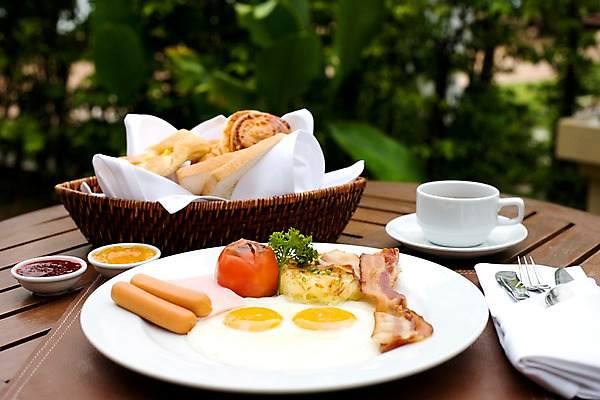 포토 JPG 해외기획촬영 해외 접시 나라 커피 음식 빵 해외여행 여행 가구 기획촬영 2009년태국 포크 태국 식탁 탁자 잔 한잔 사람없음 아웃포커스 장식 컵 바구니 동남아시아 소시지 나이프 아침식사 커피잔 찻잔 상차림 컵받침 냅킨 제빵 베이컨 노른자 반숙 흰자 지명 국내포토 1 식기 아시아 음료 생활용품 촬영기법 돼지고기 제과제빵 계란 식사 가공식품 칼 받침대 파일형식