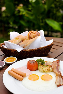 포토 JPG 해외기획촬영 해외 접시 나라 음식 빵 해외여행 여행 가구 기획촬영 2009년태국 태국 탁자 근접촬영 사람없음 아웃포커스 장식 바구니 동남아시아 소시지 아침식사 상차림 제빵 베이컨 노른자 반숙 흰자 지명 국내포토 식기 아시아 뷰포인트 생활용품 촬영기법 돼지고기 제과제빵 계란 식사 가공식품 파일형식