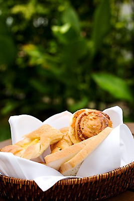 포토 JPG 해외기획촬영 해외 나라 음식 빵 해외여행 여행 기획촬영 2009년태국 태국 탁자 디저트 근접촬영 사람없음 아웃포커스 바구니 동남아시아 식빵 제빵 지명 국내포토 아시아 뷰포인트 가구 촬영기법 제과제빵 파일형식